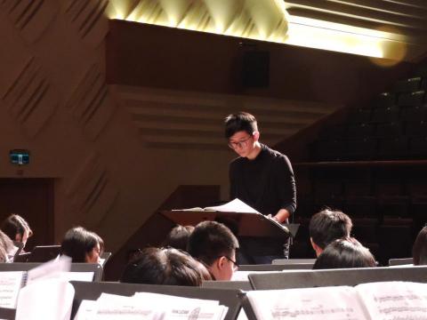 吳鵬飛 - 2019/01/17於蘆洲功學社演出史特拉汶斯基鋼琴協奏曲，圖為擔任學生指揮。