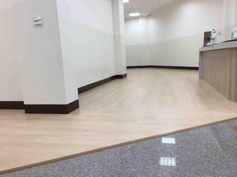 方城室 - 補習班1樓大廳地板