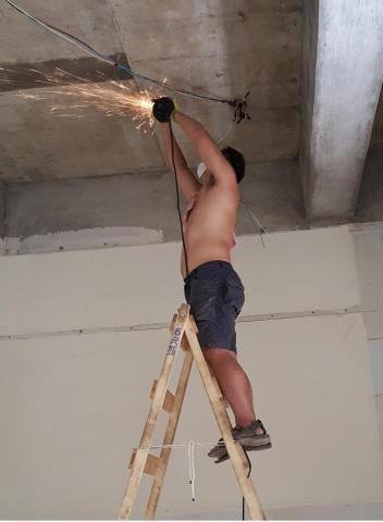 友翔拆除工程 - 不放過任何一個小鐵釘，仔細剃除乾淨