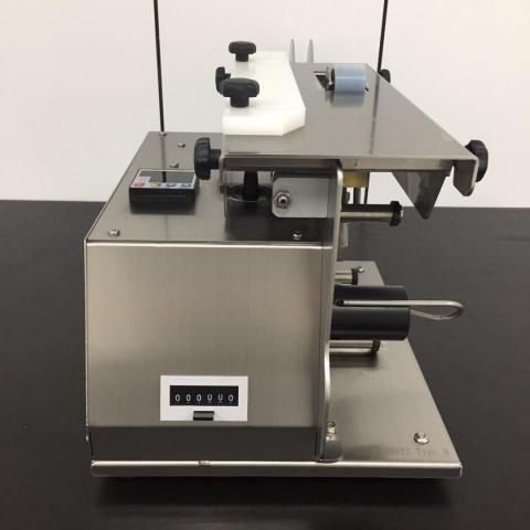 繹興機械股份有限公司 EZpack Co., Ltd. - 易攜型半自動折角貼
*貼紙厚度:0.09-0.1mm<不含底紙>
*貼紙限制:30mm*20mm
*透明非透明貼紙可共用