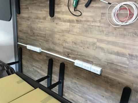 順新水電工程行 - 辦公室插座新增
1.因應客戶需求確認位置
2.提供建議，不影響人員走動。