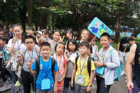 洪千甯 - 系上獸醫營的活動，此次營隊專收國小生，而我擔任隊輔。二天的營隊期間，負責帶領小朋友完成所有行程。