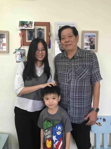 李畇誼 - 與爺孫學生合照
在新加坡 李畇誼 - 與爺孫學生合照
在新加坡
