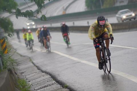 提供禮服出租服務的專家李福國