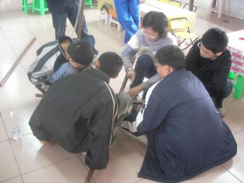 Angel Lee - 利用午休時間集訓童軍團團員，教他們打工程繩結。