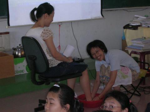 Angel Lee - 輔導課帶學生進行母親節活動，示範如何為母親洗腳。