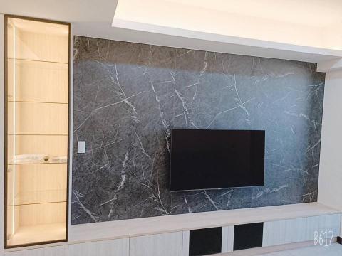 松榆系統傢俱 - 仿石紋塑合板電視牆面!
H型黑玻璃門 使用遙控器也能接收