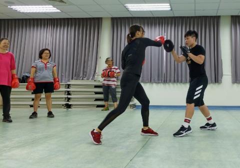 阿飛 - 女性團體社區專班