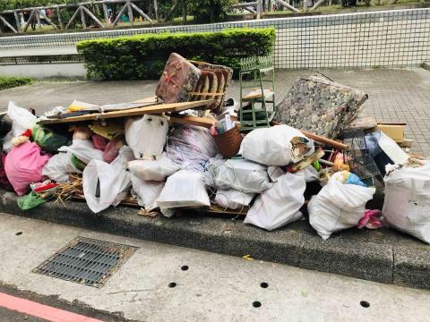 十四號工廠 - 居家拆除垃圾搬運至定點-5樓走樓梯/1人 4小時完成 含5樣木製傢俱