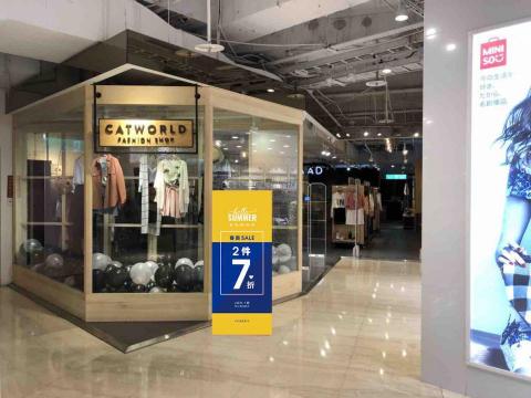 Polly 設計 - 服飾［形象立牌設計］示意圖