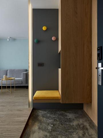 潘冠宇建築師事務所 | 宇椽室內設計 - ￭ 樂寓｜室內設計
本案為都市建築類型中常見之長型街屋公寓，為前後採光。空間中打破舊有規劃格局，將光線一路從外部經由客廳引入中央開放式餐廳、廚房，將光線保留在一家人中最常使用的聚場，讓屋主夫妻在親子食事互動及朋友聚餐中空間使用都更加活絡，隱藏的兩道造型玻璃拉門更是空間轉換的要角，適時讓正在烹飪食事的男主人，可以在阻隔油煙之餘，同時讓廚房保有自然光線及維持客廳的空間視覺造型。儲物空間是基本配備，開放