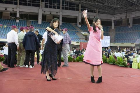 中英/中日雙語主持人 甯甯Clarissa - 成大校友之夜四面舞台主持。圖為與校長摸彩。人才輩出的成大是許多醫生、企業家的搖籃，台達電董事長鄭崇華等一千名校友出席。