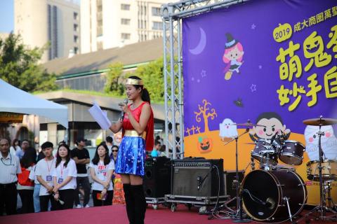 中英/中日雙語主持人 甯甯Clarissa - 主持台南市政府主辦成大萬聖節活動。台南市長、多位議員、東區區長及多位長官出席。現場有好多變裝的大小朋友共襄盛舉。
