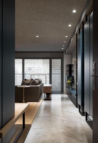 潘冠宇建築師事務所 | 宇椽室內設計 - ￭ L宅｜室內設計

本案坐落於公園旁，客廳及主臥的大落地窗正好面向公園綠意。
本案企圖嘗試新的空間安排方式，打破傳統空間規劃形式，入口玄關不再遮蔽，特別在大門入口延伸至落地窗前，空出一條灰色地帶廊道，做為進門緩衝的空間及串聯室內各空間的過度介質，另一方面廊道端點將落地窗外風景引入，也讓此廊道成為業主個人獨特的休憩空間。主臥室空間亦不再隱藏，電視牆兩旁隱約穿透的玻璃門滑開即可與客廳、餐廳做連結，隱
