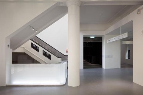 潘冠宇建築師事務所 | 宇椽室內設計 - ￭ 新竹市玻璃工藝博物館 空間｜展覽 設計規畫

新竹市玻璃工藝博物館空間重新設計及展覽重新規劃，除了空間的改造及全新展覽的植入，全新的主視覺LOGO及指標系統也一併量身打造

>>入口主視覺牆設計｜迴．光
玻璃棒｜玻璃創作最剛開始使用的玻璃素材　也是玻璃藝品生命週期的起始點。
～利用1395根直徑20mm透明玻璃棒，以點陣式序列及漸變方式排列出為玻工館重新設計之主視覺「竹」字～
當你移動在玻