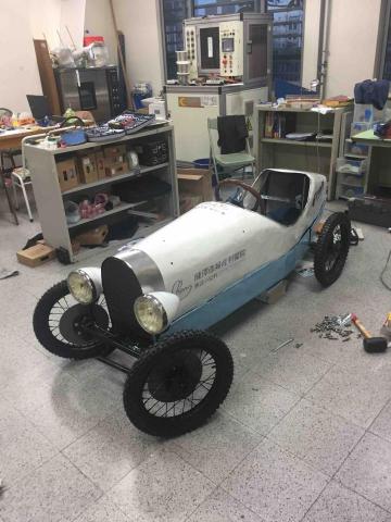 車車房 - 復古電動車
車架自行設計焊接
車殼使用自造模具並以玻璃纖維翻模
動力採用24V 350W 最高時速未測