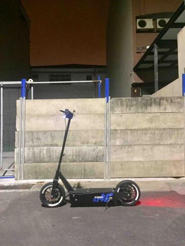 車車房 - 電動滑板車專案
24V 9.18Ah電池 250W電機
最高時速25km/h 
可跑約5～10km