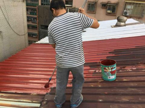 正勝防水工程行 - 鐵皮屋頂上浪板漆延長壽命
