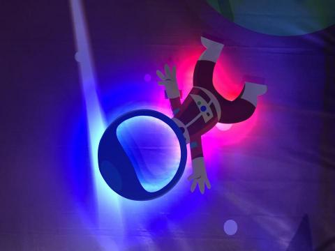 群昌達科技 - 遊樂區背板彩光