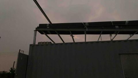 俊翔不鏽鋼 - 貨櫃屋上面加蓋浪板隔熱