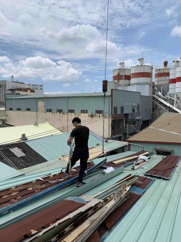 林佳欣 - 鐵皮屋更換