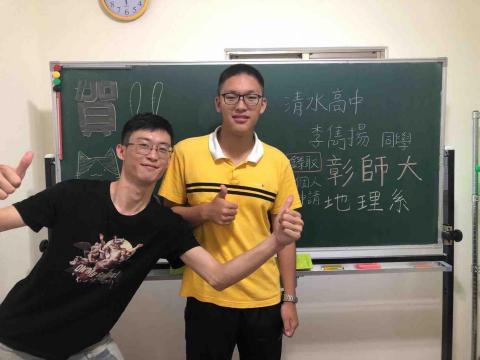緻遠高中數學（蘇哲） - 與申請入學學生合影