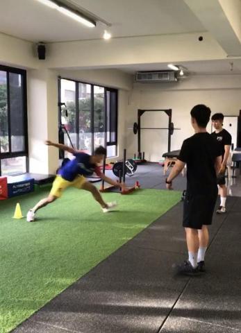 A.M. Fitness找安健身工作室 - 運動員反應及敏捷訓練。
敏捷:改變方向的能力。 A.M. Fitness找安健身工作室 - 運動員反應及敏捷訓練。
敏捷:改變方向的能力。