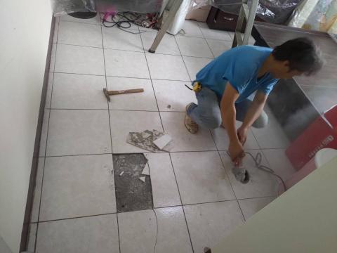勤一空調美學館 - 磁磚隆起 打除中