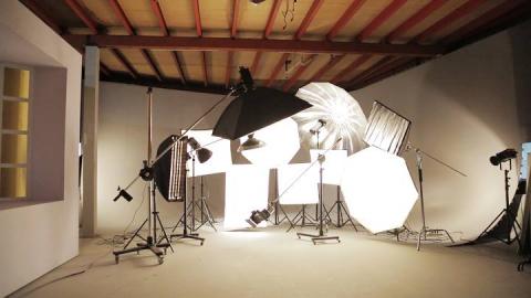 超合金影音廣告社 - 攝影班配置4K攝影機雙機拍攝、百萬影視燈具、HMI、Kino Flo、LED、4K空拍機、影視軌道、搖臂等器材。  