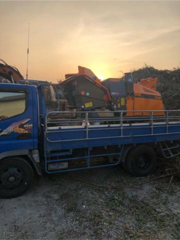 👍大東理貨企業社👍 -  基隆港載運高雄（中型碎木機）