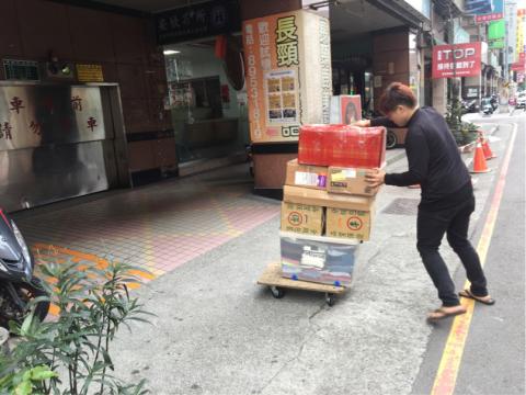 北漂企業社 - 我們會將貨物放置板車推入至電梯裡