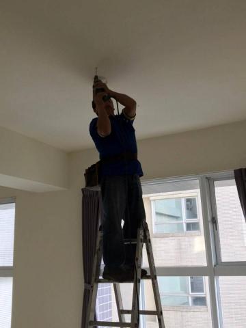 摩燈概念坊 - 安裝軌道條 (磚孔)