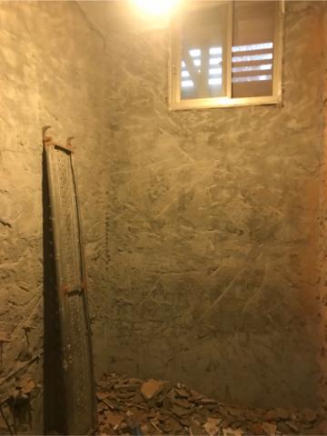 宇聲拆除工程 - 廁所牆面磁磚見底