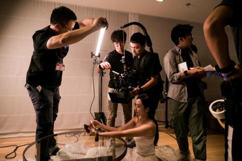 三廿Production - 雅詩蘭黛【修護雙星】輕鬆重啟Ella的少女肌！