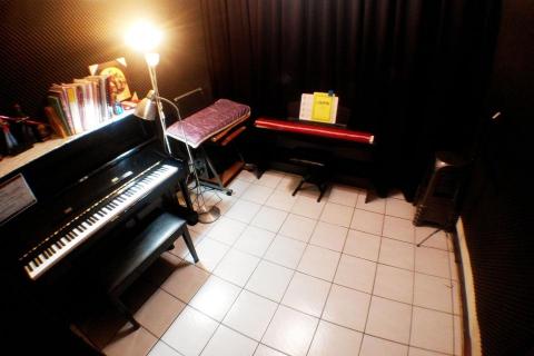 雷雷軒音樂教室（台北市政府站4號出口） - 