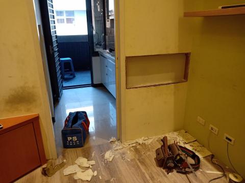 遠鴻工程行 - 先取下破掉的板材進行補強的方式在封板