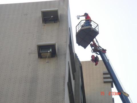 聯洺工程有限公司 - 外牆防水吊車施工