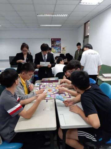 Andy - 擔任東南科大的兩堂任課老師。
講述現今人對錢的價值觀、理財應用等差異,再以"現金流"帶學生遊玩,在旁講解,讓他們能夠開始自我掌握,進而讓主動學習到:「唯有離開舒適圈,才算是開始新的人生」 Andy - 擔任東南科大的兩堂任課老師。
講述現今人對錢的價值觀、理財應用等差異,再以"現金流"帶學生遊玩,在旁講解,讓他們能夠開始自我掌握,進而讓主動學習到:「唯有離開舒適圈,才算是開始新的人生」