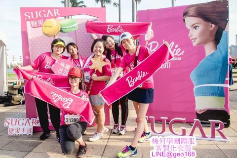 團體服官方幾何學x公司制服製作/活動團服/團體外套訂做 - 週一至週五 10:00~19:00 、全年無休、
【官方LINE：@geo168 急件印製/即時回覆】
一、服務項目
服裝類：客製化T恤、POLO衫、制服、活動服、外套、背心
禮贈品：鑰匙圈、胸章、臂章、徽章、馬克杯
帽子類：網帽、棒球帽、空心帽、
包包類：環保袋、書包、運動圓桶包