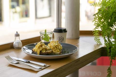 禎的家設計(又快又平又漂亮) - 餐店及環境照片，這是一家在英國的Cafe店的簡餐圖，主要是讓網路客戶知道除了咖啡還有簡餐可以來店享用。