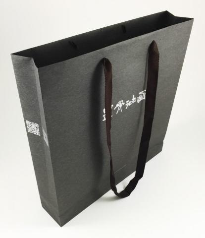 鄭裕生 - 提袋設計
客戶選用特殊的絲綢紙張來製作提袋，故建議客戶可以印製黑色配上燙銀，營造古色古香又能讓logo醒目的風格。