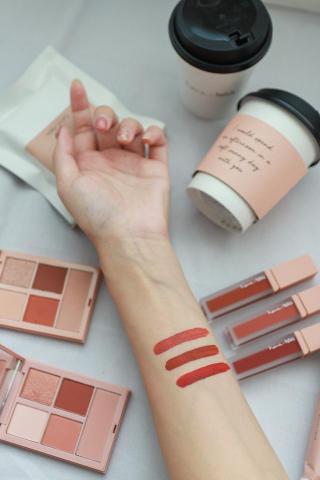 黃靖芳 - 唇膏試色