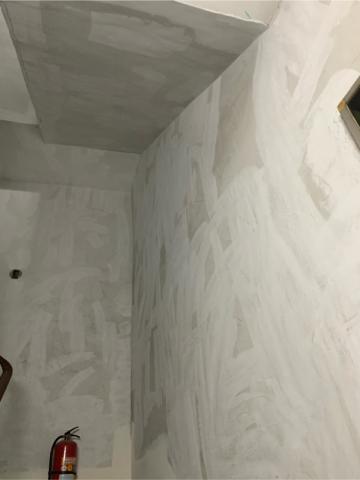 雄霖油漆裝潢工程有限公司 - 梯間刷漆補土