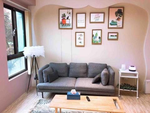 麒裕室內裝修設計 - 沙發背牆也是採用柔和線條
搭配淺色?鵝黃
呼應整個空間舒適感