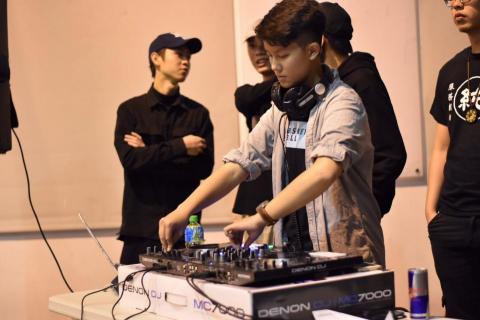 灰 Gray - Red Bull紙飛機校園巡迴場DJ