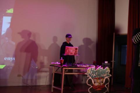 灰 Gray - 吃嘴盃DJ