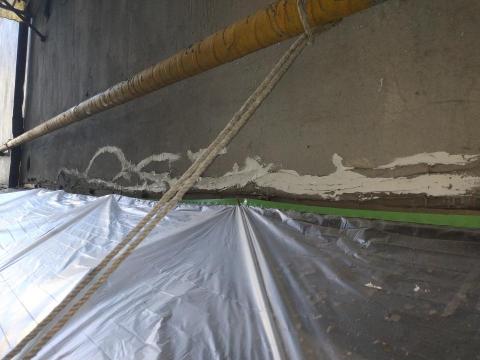 賴克明防水防漏 - 防水材塗佈前，裂縫施打單一pu完成