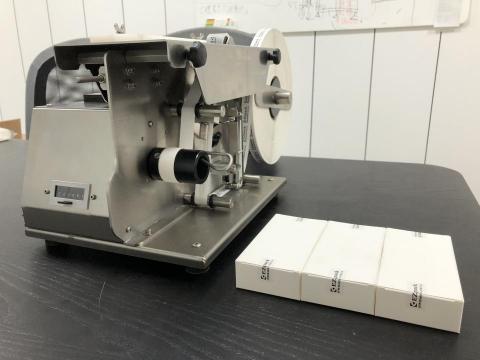 繹興機械股份有限公司 EZpack Co., Ltd. - 防竄改貼標機(折角貼標機)
*半自動、體積小
*AC110/220 V 通用
*可代客製作客製化貼紙捲