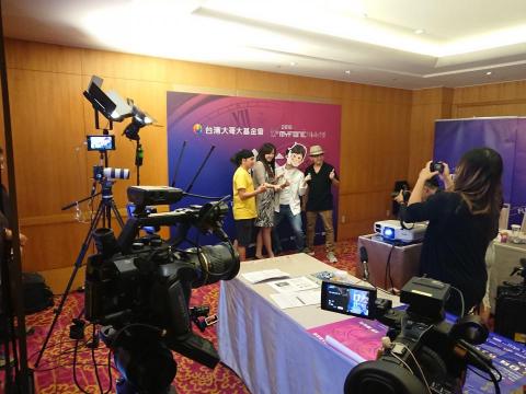 岳高有限公司 - 擔任台灣大哥大基金會主辦的myfone行動創作獎的典禮影片製作。圖為評審會議的錄影花絮。