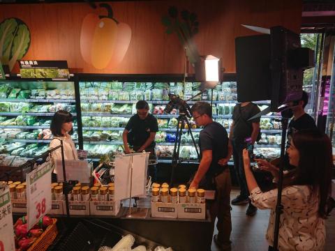 岳高有限公司 - 微電影部分，團隊也積極參與。圖為全聯慶祥慈善基金會簡介影片拍攝花絮。